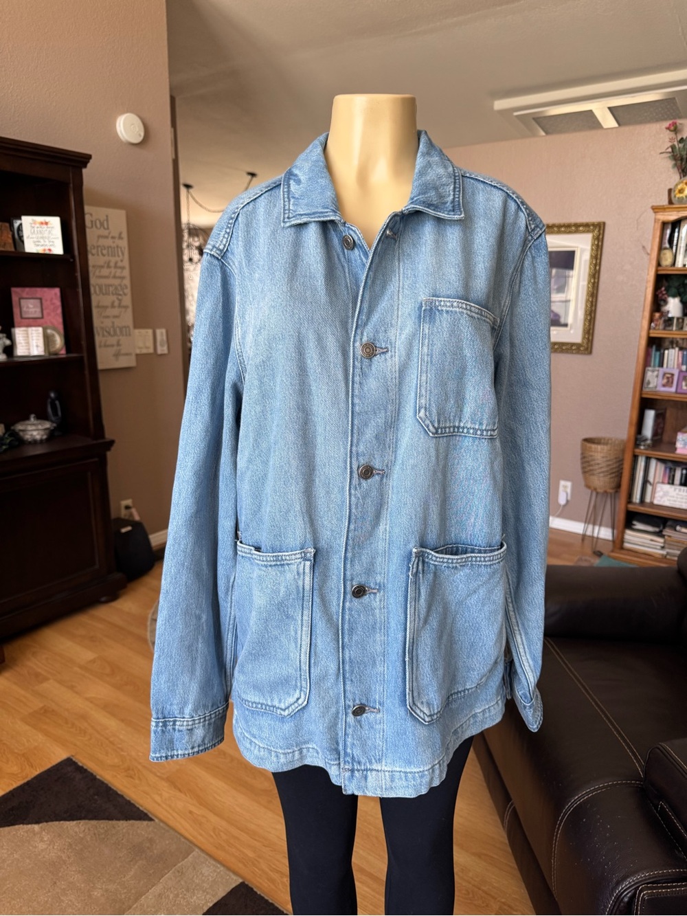 Old Navy light blue denim button up jacket w/pockets-size L